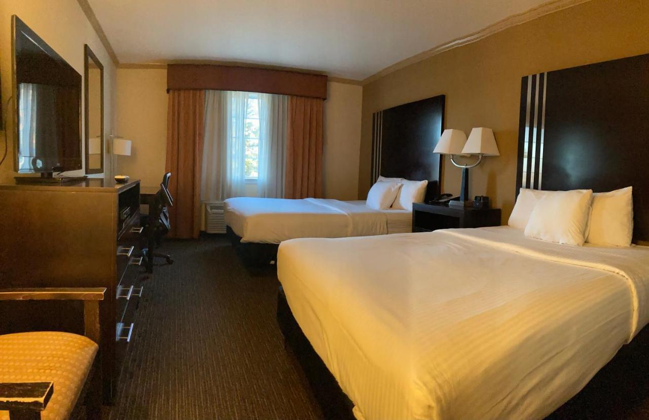 La Quinta By Wyndham Davis Hotel Exterior photo