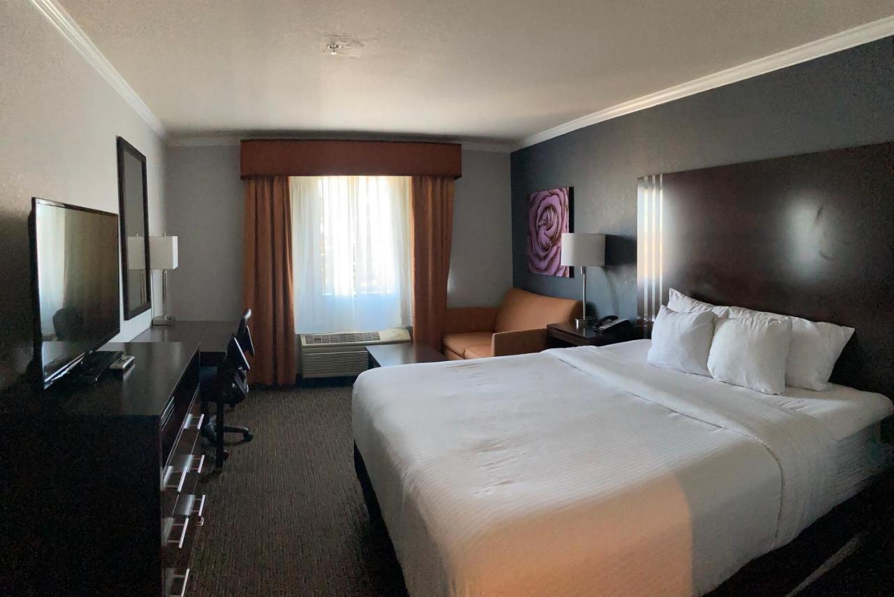 La Quinta By Wyndham Davis Hotel Exterior photo