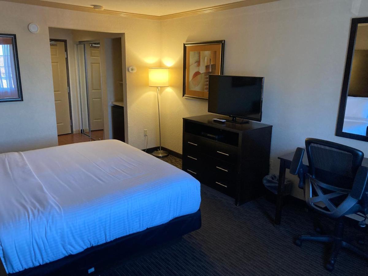 La Quinta By Wyndham Davis Hotel Exterior photo