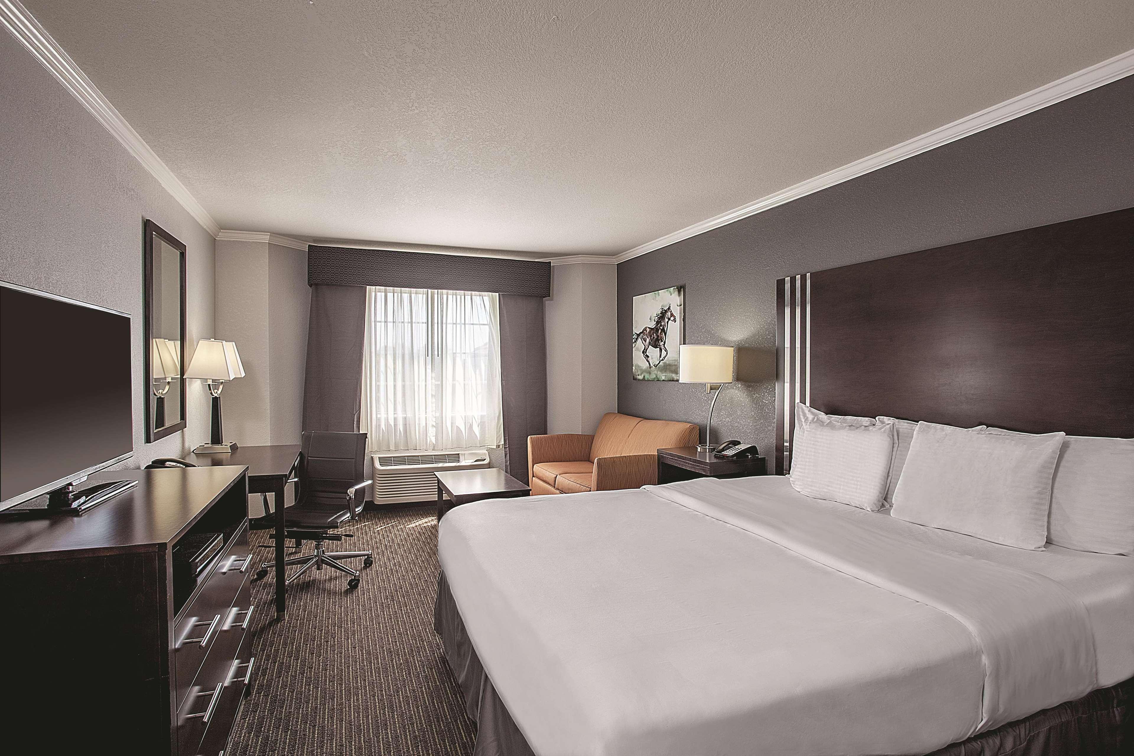 La Quinta By Wyndham Davis Hotel Exterior photo