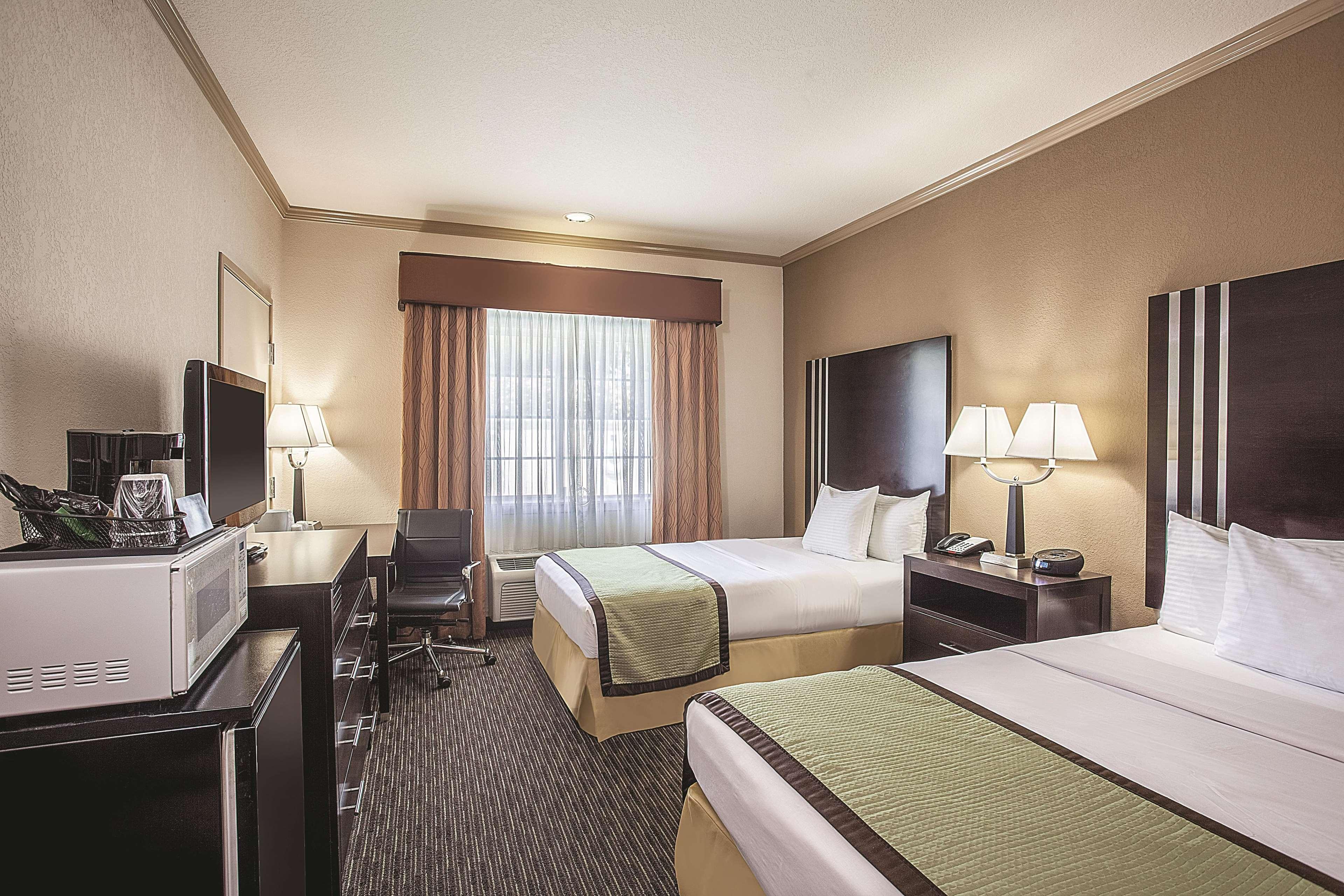 La Quinta By Wyndham Davis Hotel Exterior photo