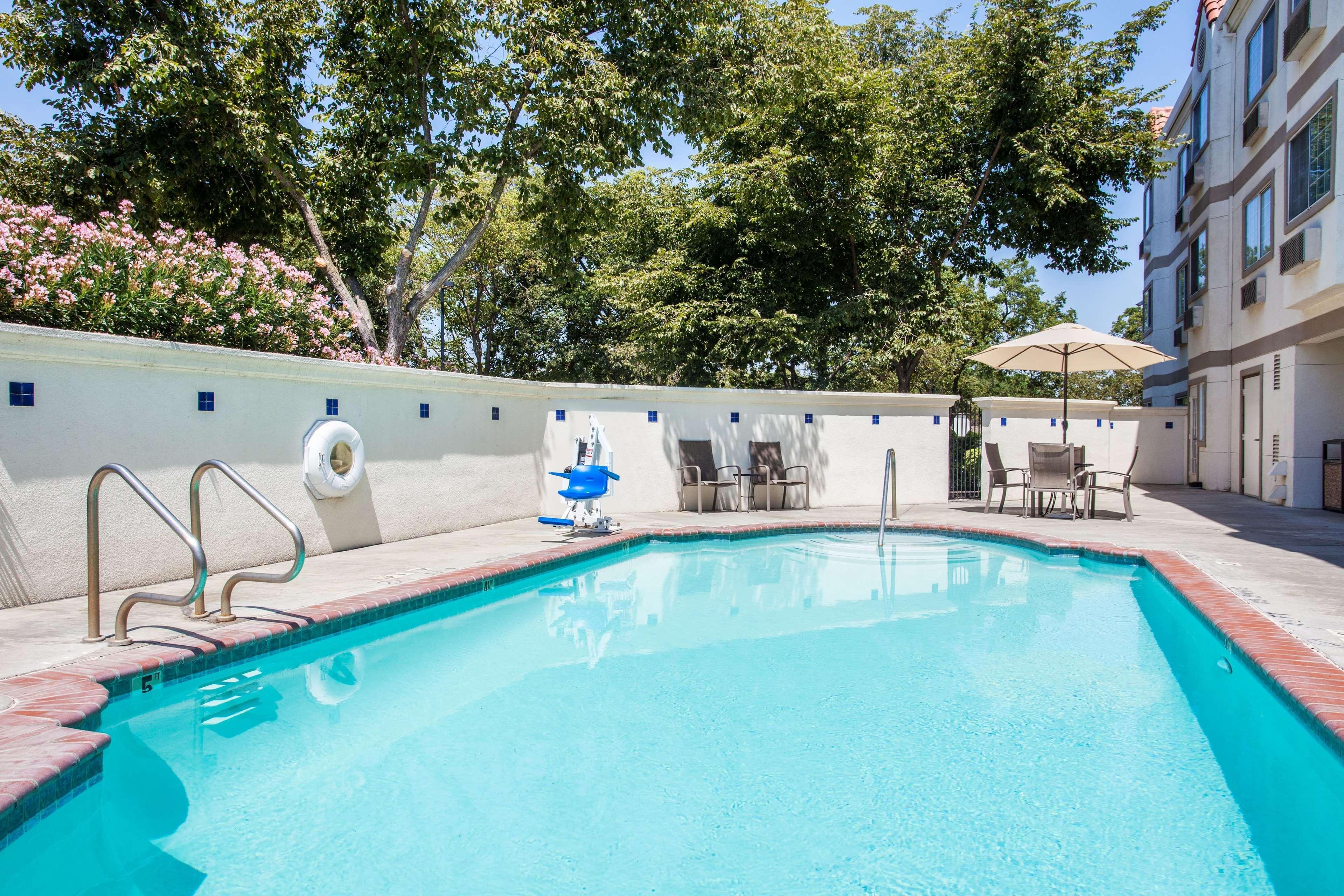 La Quinta By Wyndham Davis Hotel Exterior photo