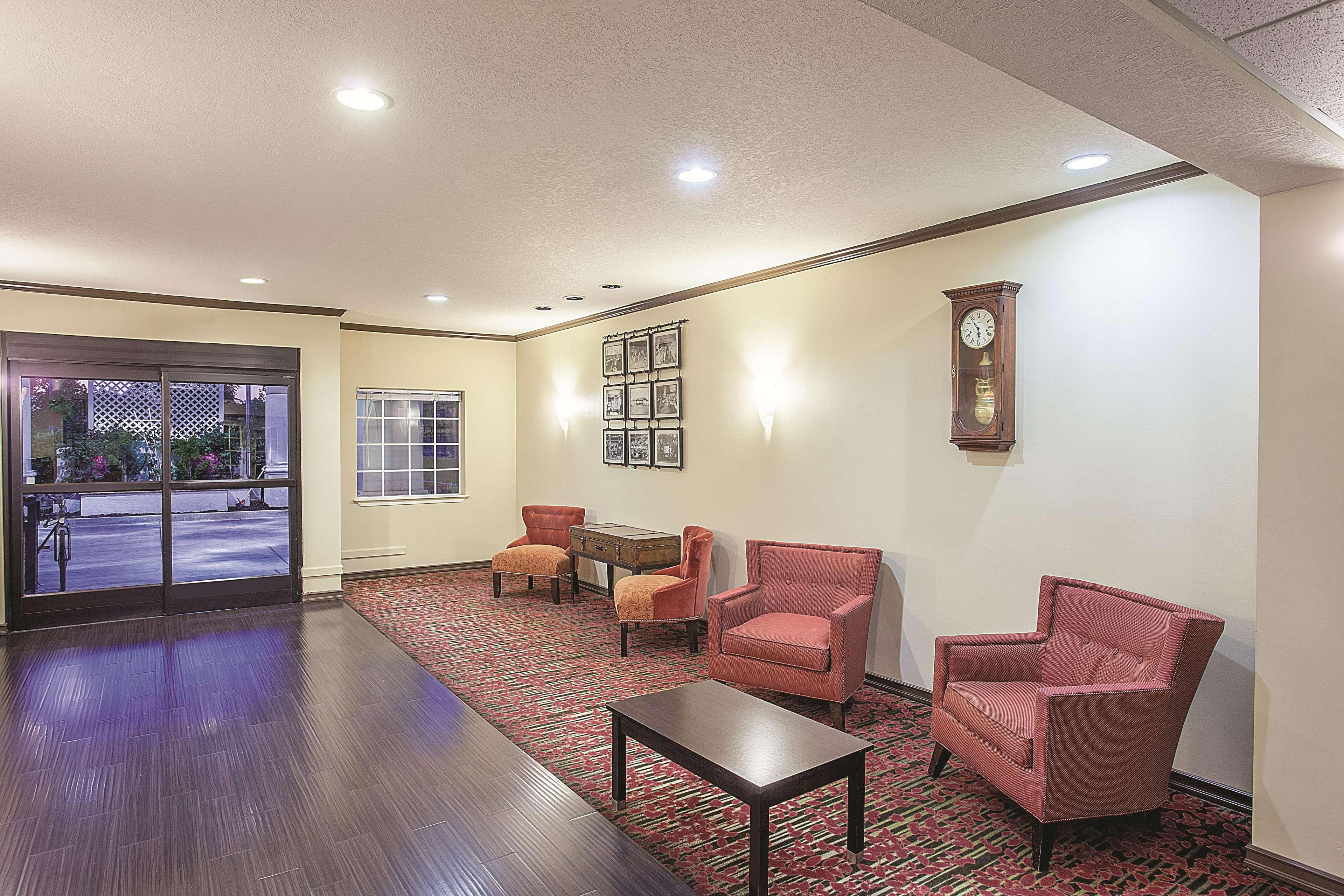 La Quinta By Wyndham Davis Hotel Exterior photo